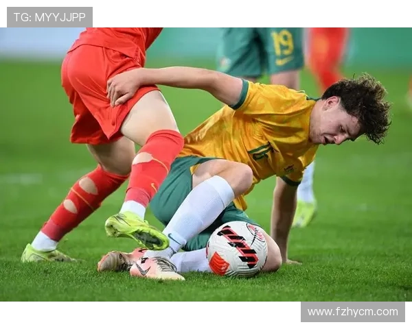 足球明星因伤脚跟打绷带坚韧不拔展现体育精神的背后故事